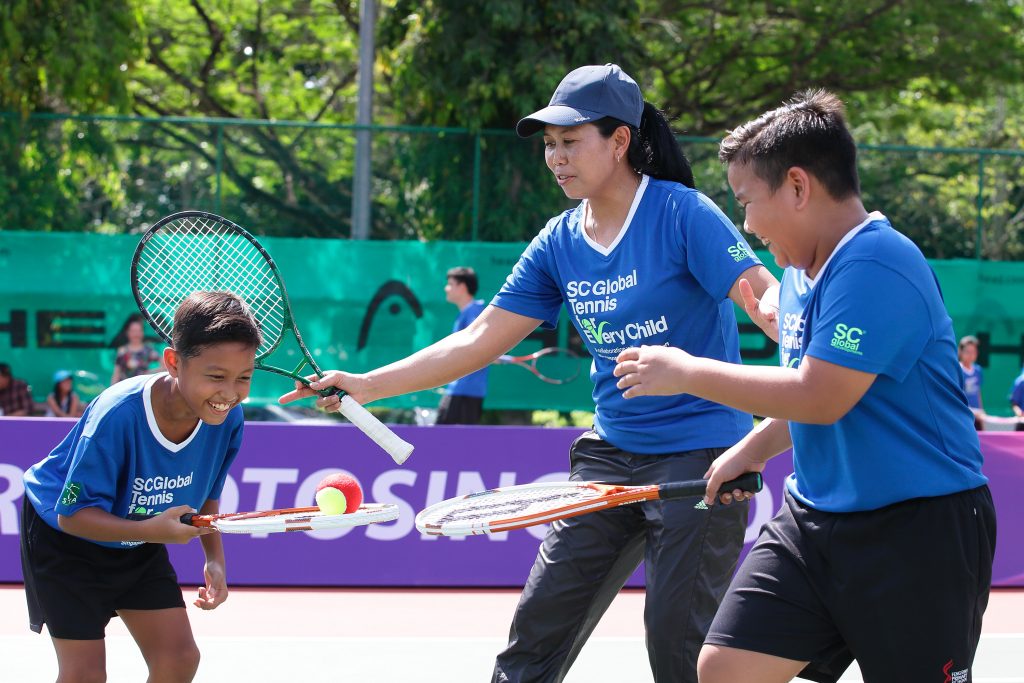 wta-legend-yayuk-basuki-teaching-students-tennis-games