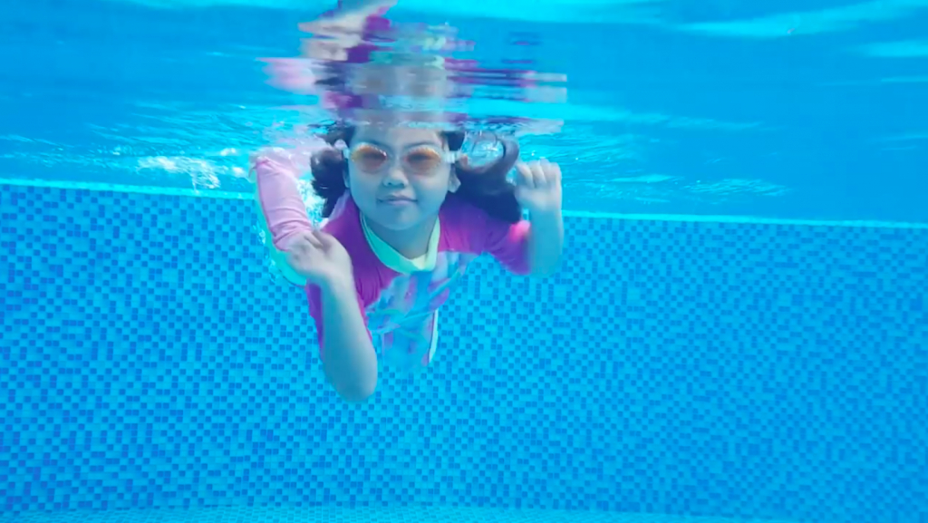 Swim confidently underwater like this student from SwimJourney.