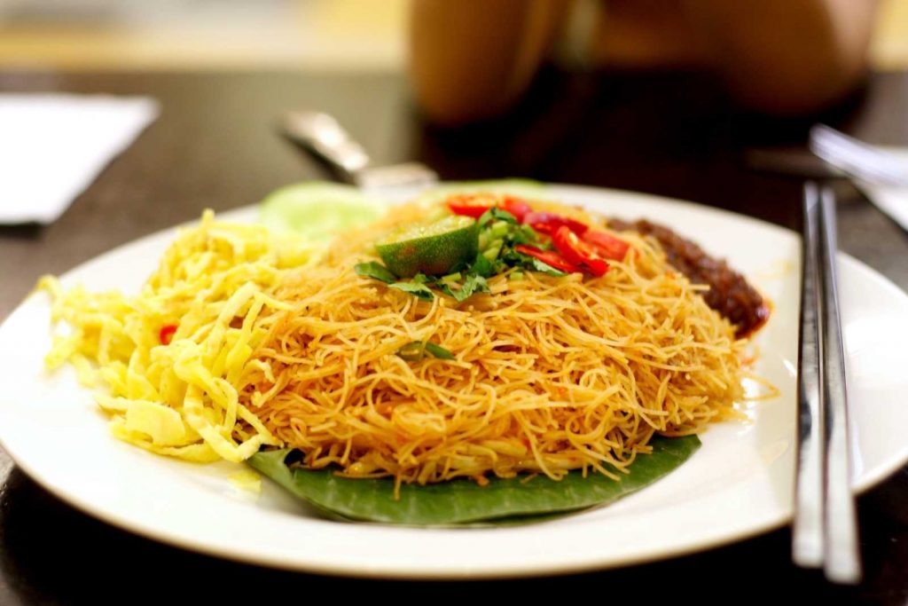 Mee Siam, which probably originated from the Malay or Peranakan community, features a spicy, sweet and sour gravy. Image credit: Lai Seet Ying