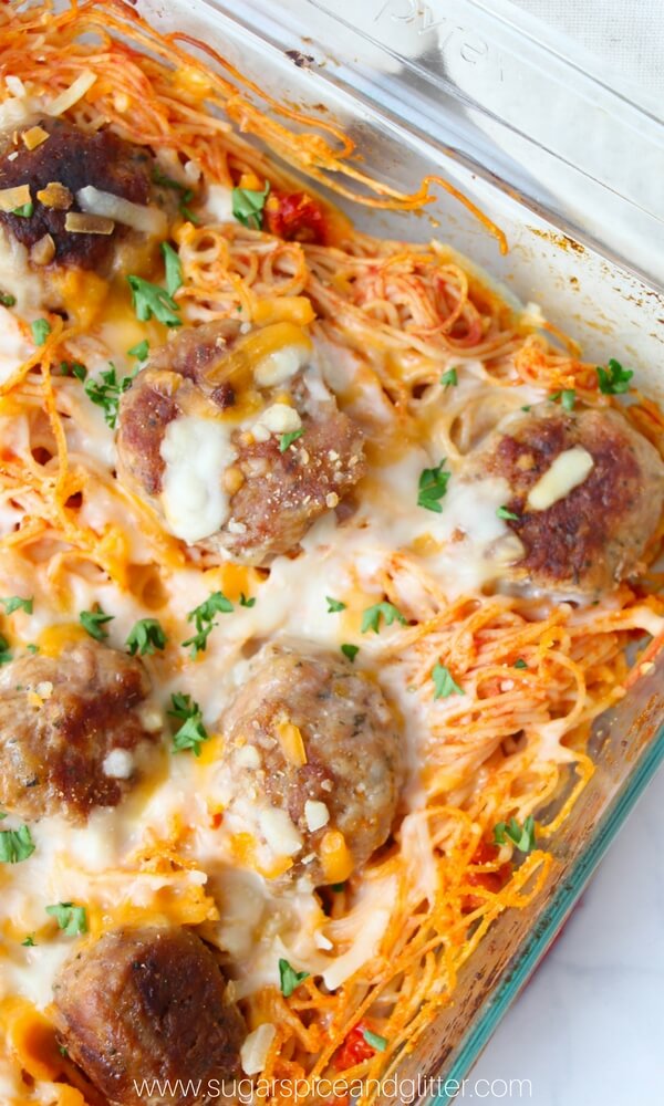 Another easy recipe includes meatballs, spaghetti with a lot of cheese, perfect for the whole family.