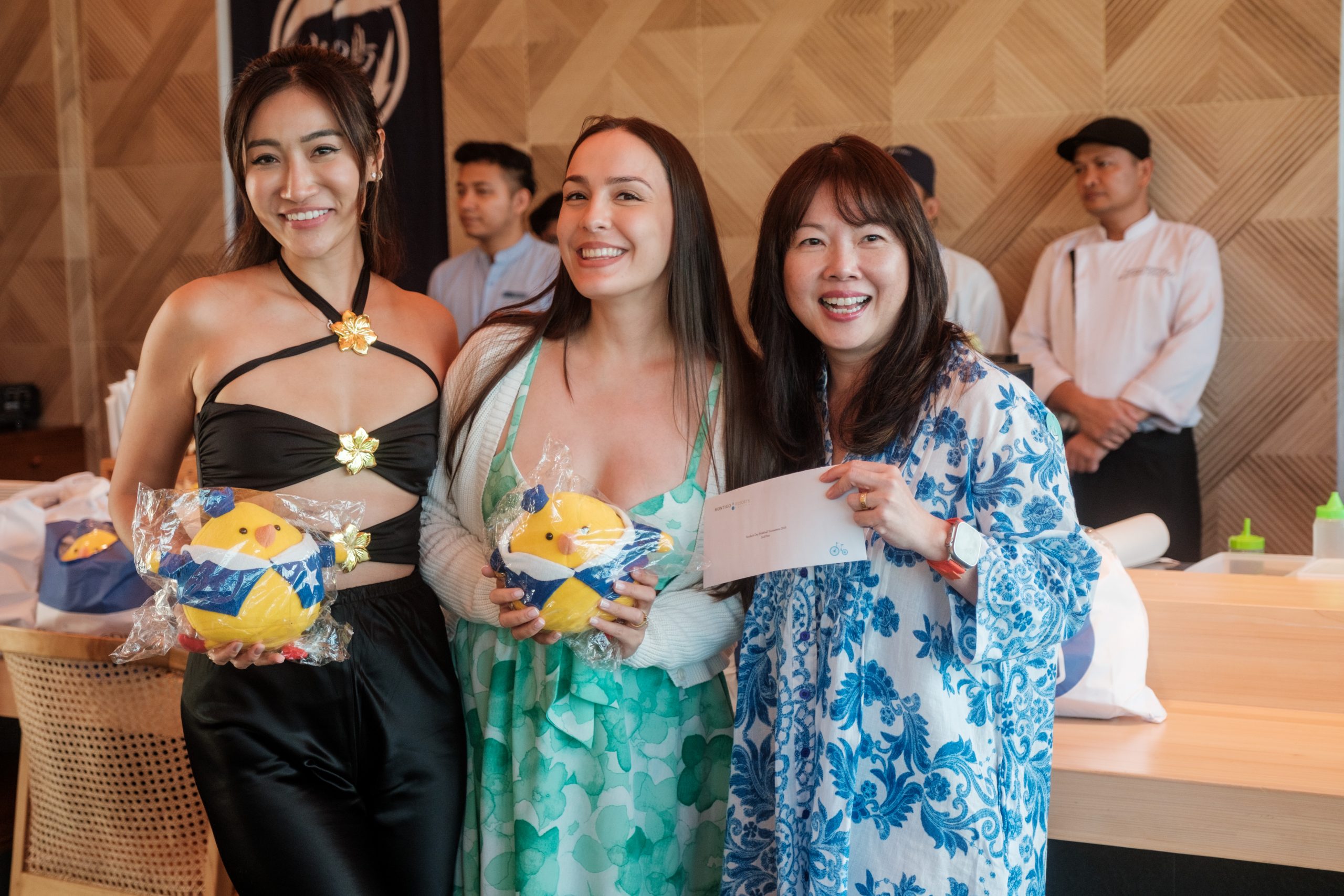 Leny awarding the runner ups, Germaine and Ming with their prizes.