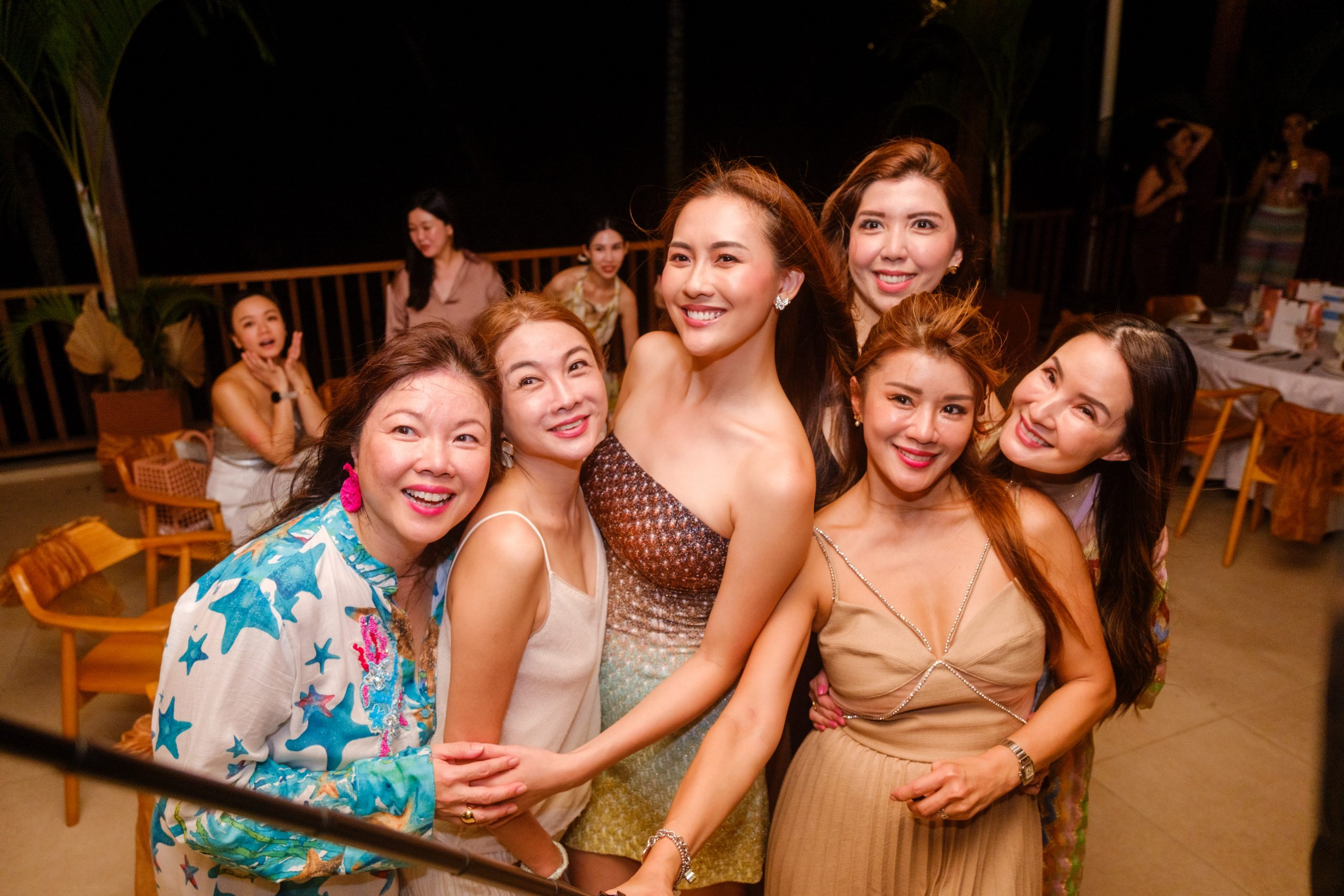 Leny, Sabrina, Amanda, Gidania, Cindy and Samantha Chan posing for a selfie.